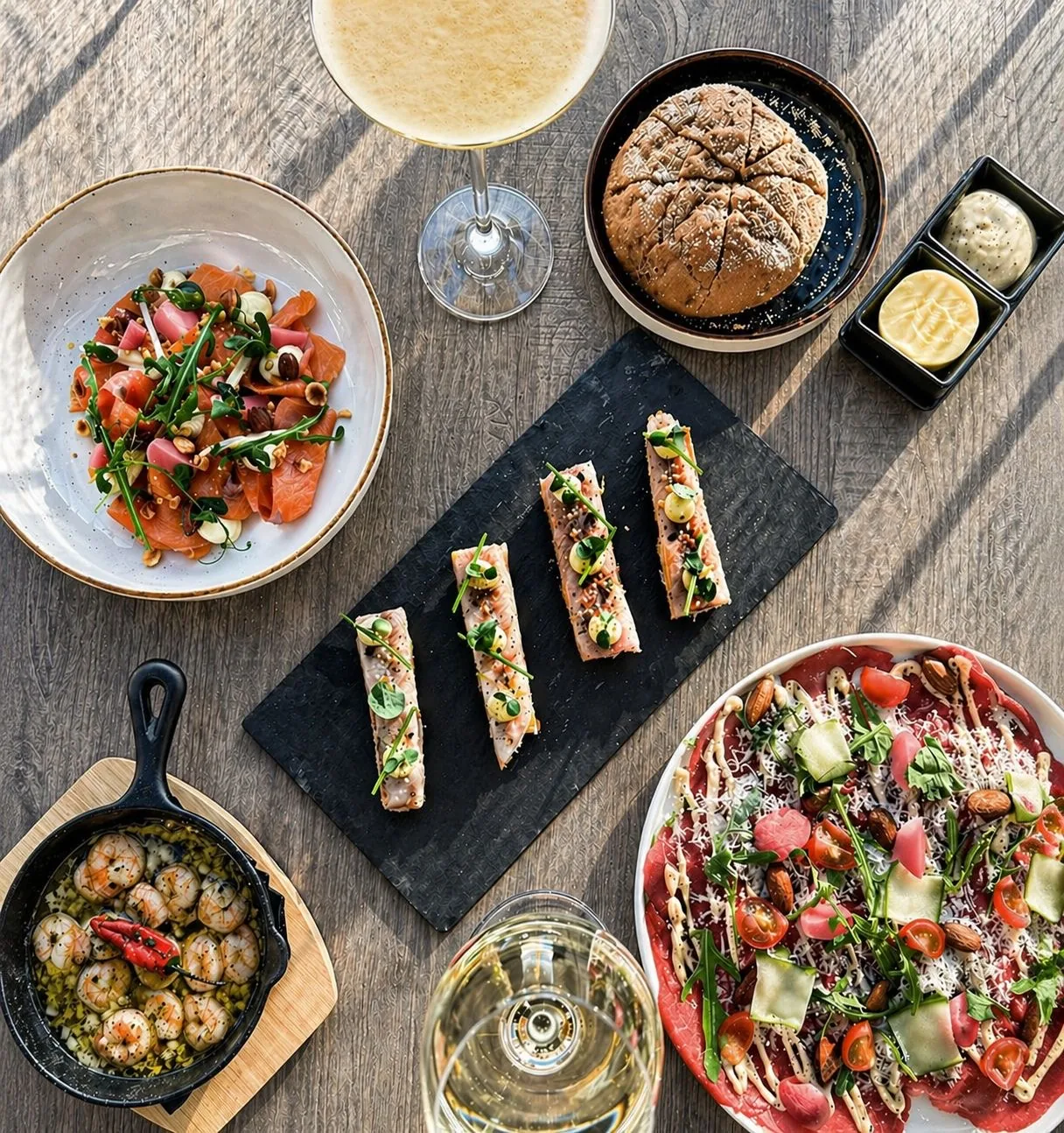 Overvloedige lunchtafel bij Roots met deelgerechten en verse drankjes